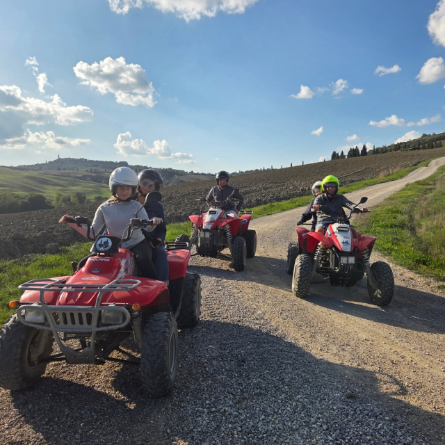 Quad sulla strada bianca