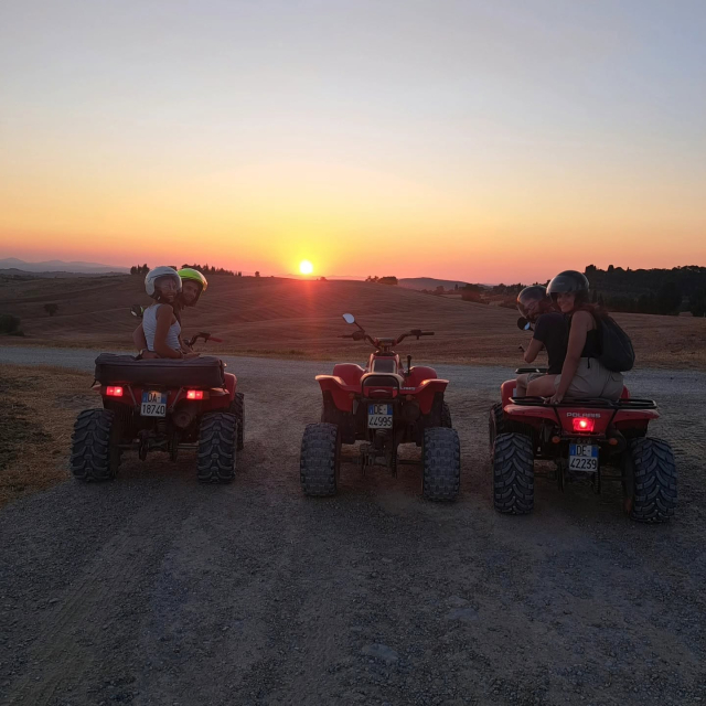 Tre quad davanti al tramonto