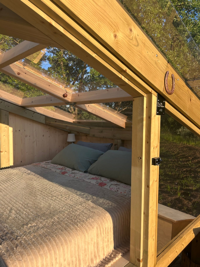 Il letto con la vista sul bosco