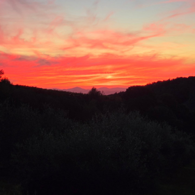 Il cielo rosso sulla Val d'Orcia