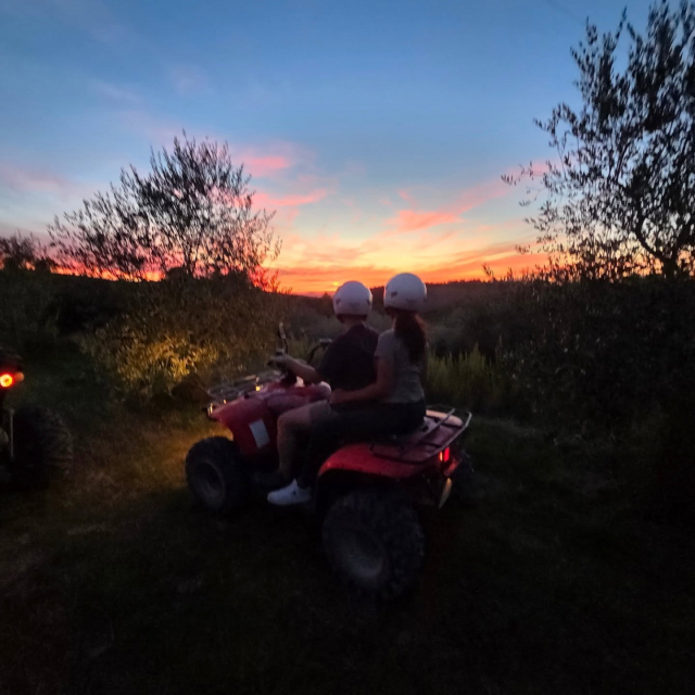 Quad al tramonto con aperitivo in Val d'Orcia, 3 ore per due