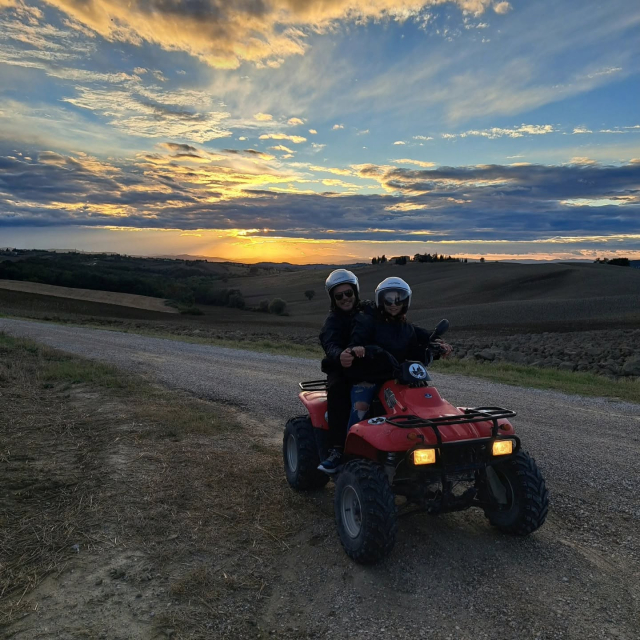 Il quad con il cielo del tramonto