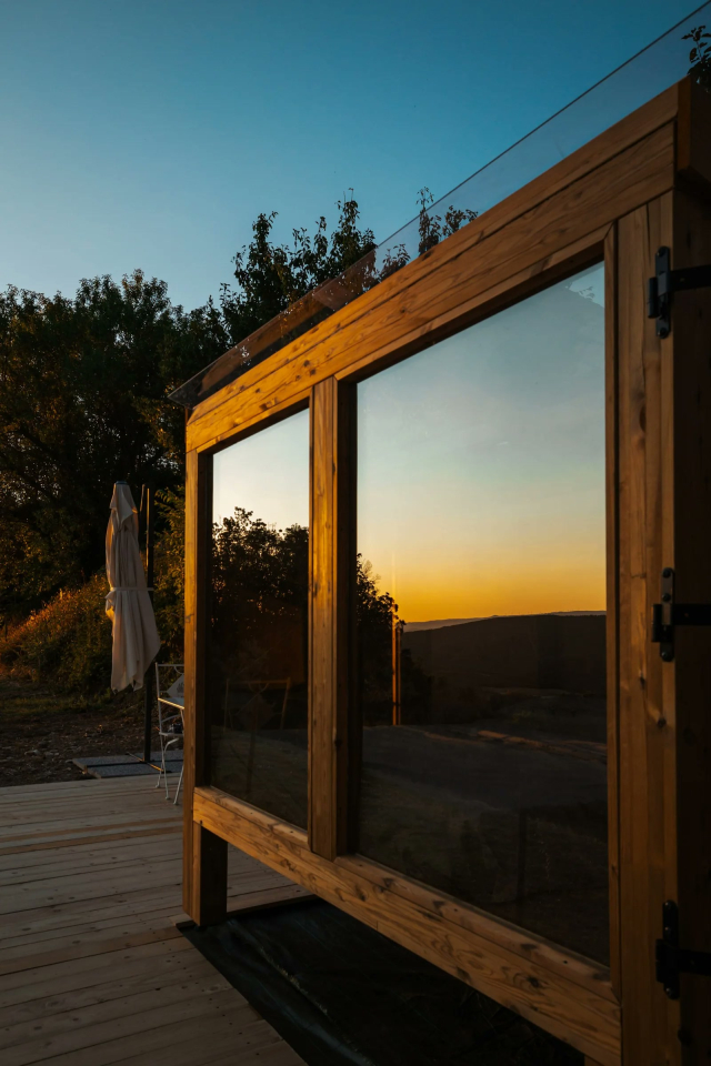 Il tramonto riflesso nelle vetrate a Gambassi Terme