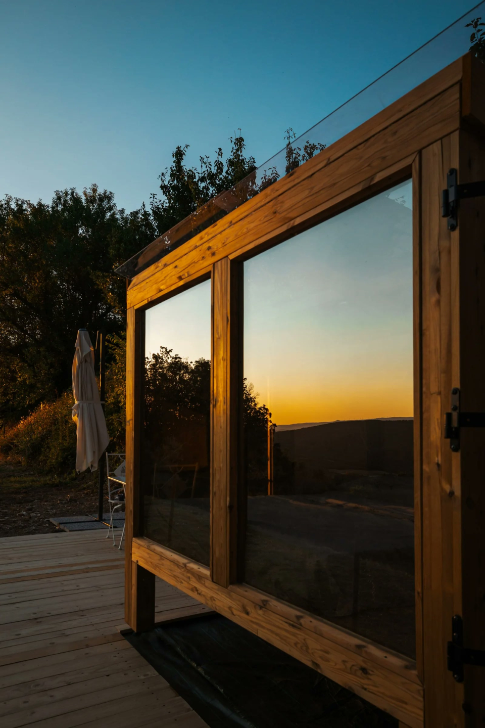 Il tramonto riflesso nelle vetrate a Gambassi Terme