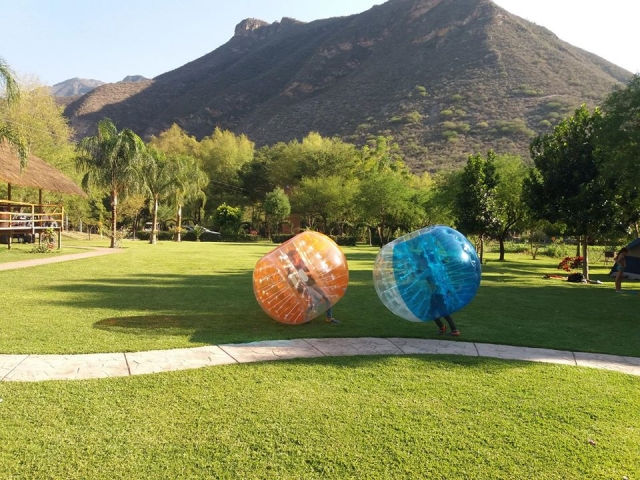 Noleggia 4 palline da zorbing a San Joaquín 5 ore