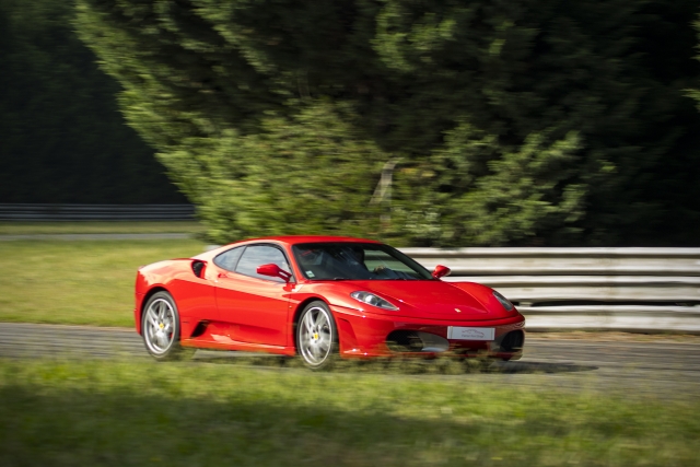 Guida la Ferrari sulla superstrada attraverso Braga per 10 minuti