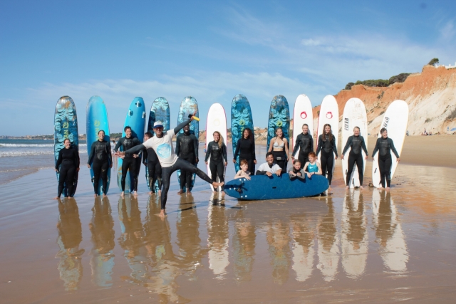 Lezione di surf di gruppo alla spiaggia di Falesia 2 ore