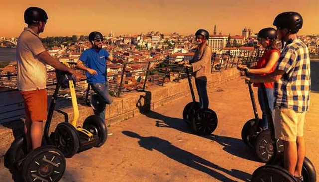 Tour (2 ore) su un segway al tramonto a Porto