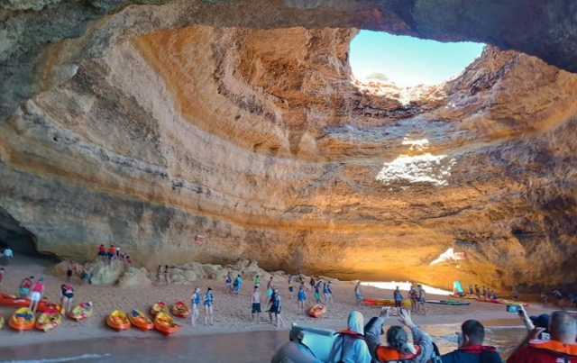 Noleggio kayak attraverso Cuevas de Benagil, 2 ore