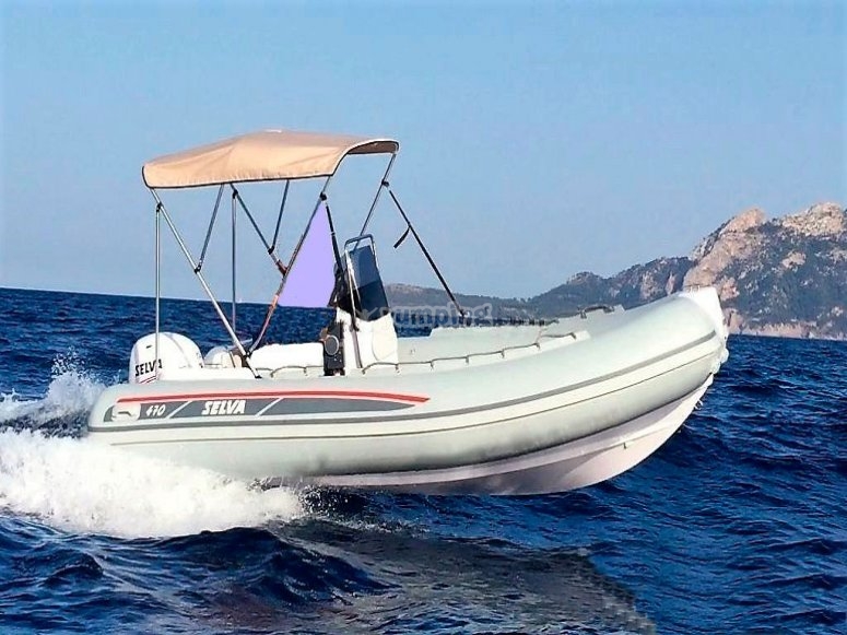 Affitta Gommone 7,50 metri a Messina con patente da 400€ Yumping.it Affitta Gommone 7,50 metri a Messina con patente da 400€ Yumping.it