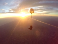  Parachute au coucher du soleil 