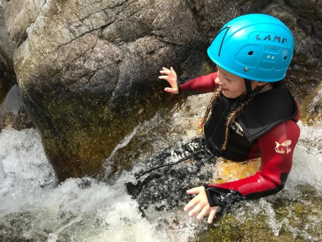 Canyoning per famiglie di 1/2 giornata all'Azero Canyon