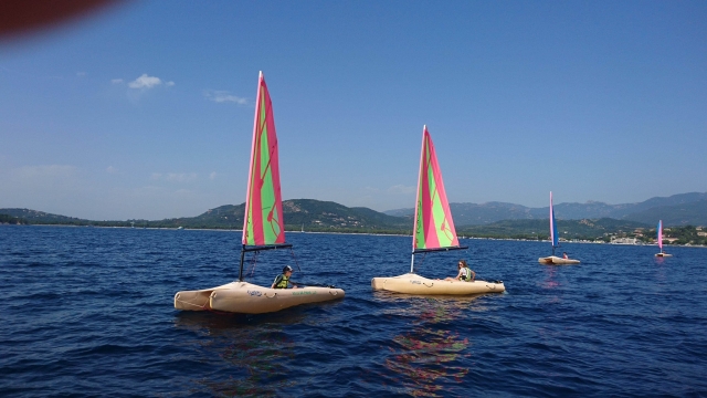 Corso di catamarano Funboat 5 x 2h nella Baia di Pinarello
