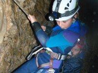 canyoning für kinder zum kennenlernen der höhle, die schreit 