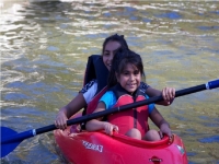  petites filles faisant du kayak 