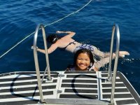 menina no barco 